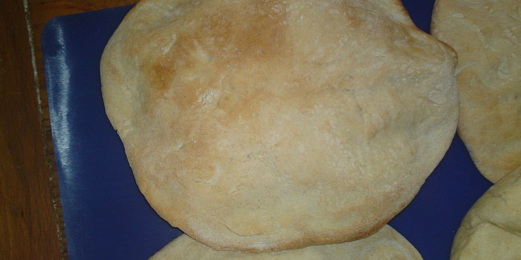 Pita - chléb blízkého východu - pečený doma