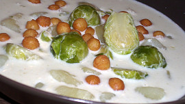 Sýrovosmetanová polévka s kapustičkami a bramborami