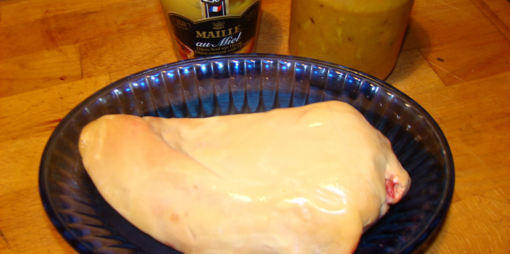 Foie gras s medovou dijonskou hořčicí a meruňkovým chutney