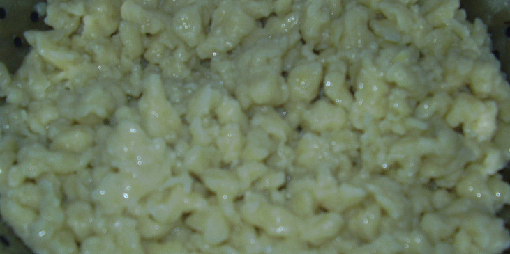 Halušky zapečené se sýrem (uvařené noky propláchnuté vodou)