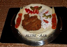 Slaný dort - řízek a salát