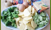 Zapečená brokolice s brambory, salámem a sýrem, část použitých surovin