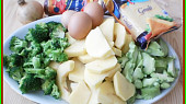 Zapečená brokolice s brambory, salámem a sýrem, část použitých surovin
