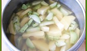 Zapečená brokolice s brambory, salámem a sýrem (5 minut předvařit s pol.kořením,vývar nechat na polévku)