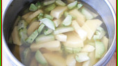 Zapečená brokolice s brambory, salámem a sýrem, 5 minut předvařit s pol.kořením,vývar nechat na polévku