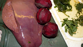 Bylinková játra s červenou řepou