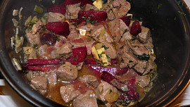 Bylinková játra s červenou řepou