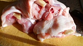 Kuře na smetaně s houbami a krupicovými noky, maso prošpikujeme