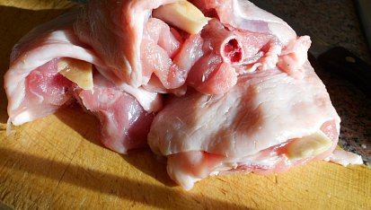 Kuře na smetaně s houbami a krupicovými noky, maso prošpikujeme
