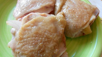 Kuře na smetaně s houbami a krupicovými noky, ze všech stran opečeme