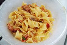 Tagliatelle ještě bez sýra a zelené části cibulky...