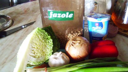 Smetanová fazolová polévka s kapustou, ingredience...