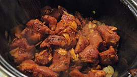 Kmínové plecko na česneku a cibuli se sýrovou šťávičkou