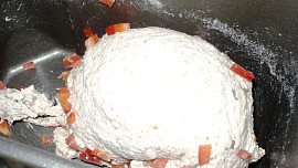 Chléb s červenou paprikou