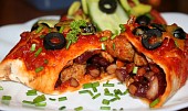 Enchilada s vepřovým masem a červenými fazolemi