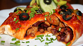 Enchilada s vepřovým masem a červenými fazolemi
