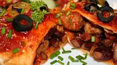 Enchilada s vepřovým masem a červenými fazolemi