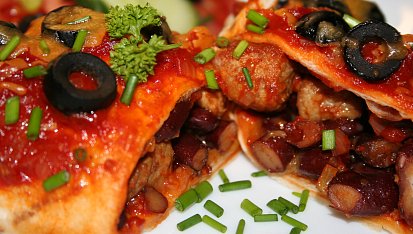 Enchilada s vepřovým masem a červenými fazolemi
