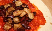 Enchilada s vepřovým masem a červenými fazolemi