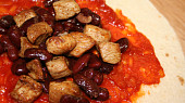 Enchilada s vepřovým masem a červenými fazolemi