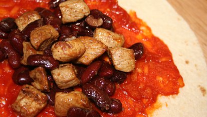 Enchilada s vepřovým masem a červenými fazolemi