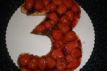 namažeme marmeládou, poklademe jahody