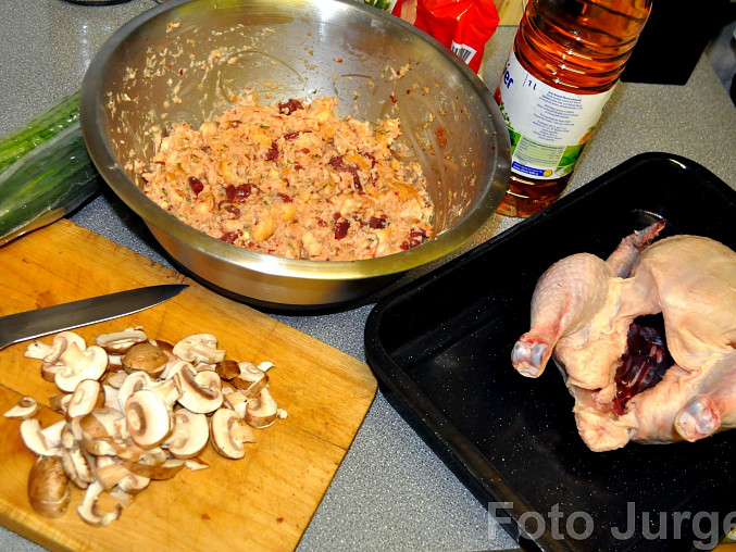 Kuře na houbách s játrovou nádivkou a okurkovým salátem