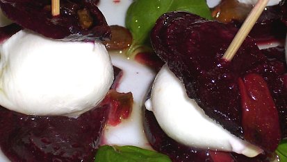 Pečené plátky červené řepy s mozzarellou a bazalkou