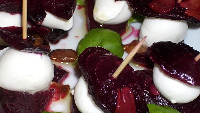 Pečené plátky červené řepy s mozzarellou a bazalkou