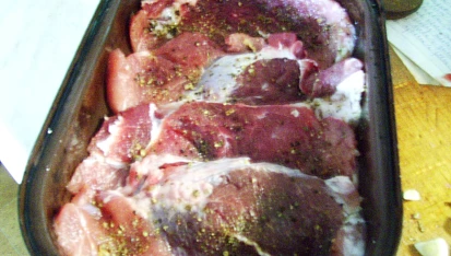 Vepřové steakové plátky v troubě, posypeme kořením...