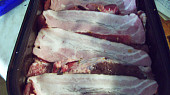 Vepřové steakové plátky v troubě, na maso dáme cibuli,česnek a slaninu...
