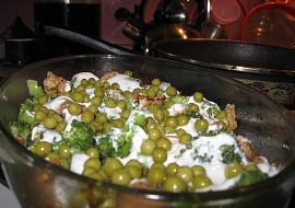 Zapékané kuřecí maso s brokolicí (Zakapeme bílým jogurtem a můžeme posypat i sterilizovaným hráškem)