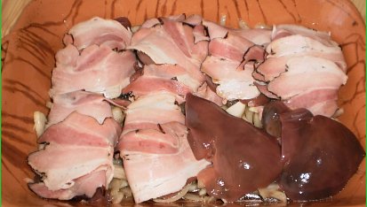 Krůtí játra ve slanině na černém pivu, obalená játra na cibulové směsi