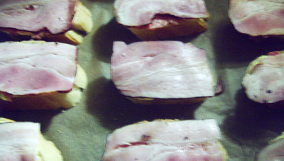 Zapečené prima večky, na mleté maso přijde anglická slanina...