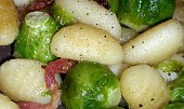 Gnocchi osmažené se slaninou a růžičkovou kapustou