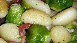 Gnocchi osmažené se slaninou a růžičkovou kapustou