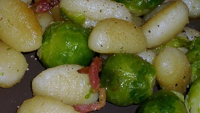 Gnocchi osmažené se slaninou a růžičkovou kapustou