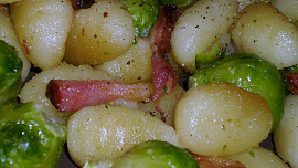 Gnocchi osmažené se slaninou a růžičkovou kapustou