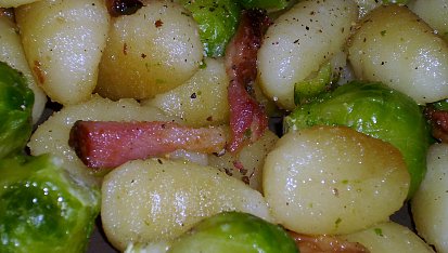 Gnocchi osmažené se slaninou a růžičkovou kapustou