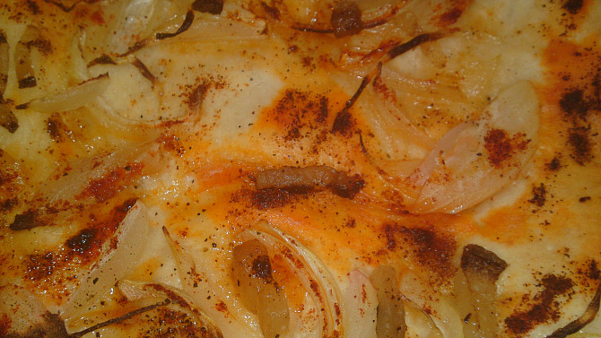 Pizza s cibulí, uzenou slaninkou a mletou červenou paprikou
