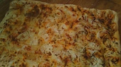 Pizza s cibulí, uzenou slaninkou a mletou červenou paprikou