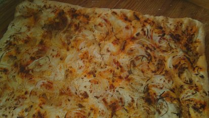 Pizza s cibulí, uzenou slaninkou a mletou červenou paprikou