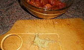 Vepřové kousky v  česnekové Gyros marinádě a brambůrkách, přidáme česnek