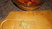 Vepřové kousky v  česnekové Gyros marinádě a brambůrkách, přidáme česnek