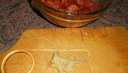 Vepřové kousky v  česnekové Gyros marinádě a brambůrkách, přidáme česnek