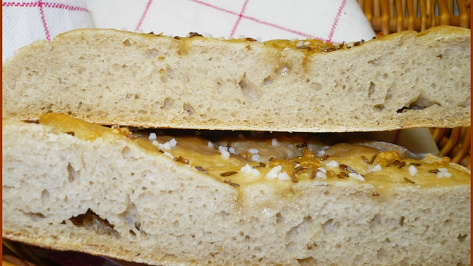 Česnekové chlebové placky, Na řezu.