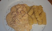 Kuřecí rigatone s česnekem a smetanou (Na talíři před snězením.)