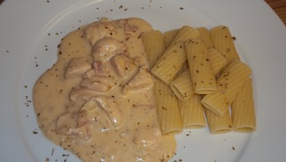 Kuřecí rigatone s česnekem a smetanou, Na talíři před snězením.