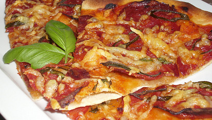 Rychlá pizza "domácí" sýrová a chorizo