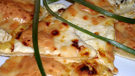 Rychlá pizza "domácí" sýrová a chorizo